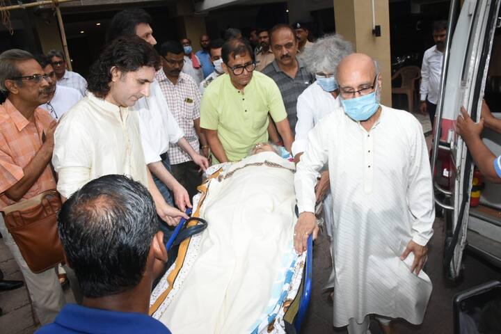 পণ্ডিত শিবকুমার শর্মা ১৯৩৮ সালের ১৩ জানুয়ারি জম্মুর একটি সম্ভ্রান্ত সঙ্গীতজ্ঞ পরিবারে জন্মগ্রহণ করেন। তাঁর বাবা উমা দত্ত শর্মা ছিলেন একজন প্রথিতযশা সংগীতশিল্পী।