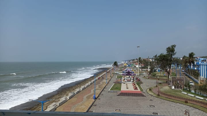 সৈকতে পর্যটকদের ভিড়। তবে সমুদ্র স্নান নিষেধ। চলছে পুলিশি নজরদারি।
