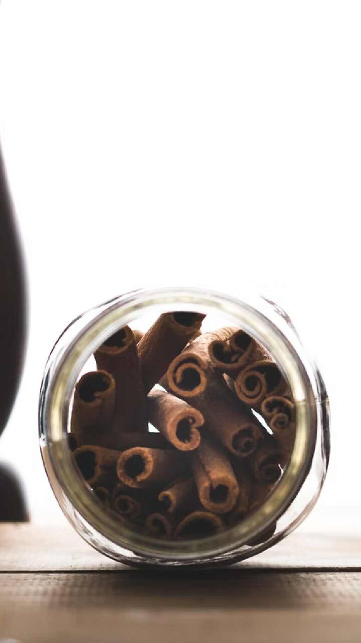 Benefits Of Cinnamon : पाठदुखीच्या त्रासापासून जर तुम्हाला सुटका हवी असेल तर तुम्ही अशा वेळी दालचिनीचा वापर नक्की करू शकता.