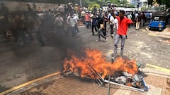 Sri Lanka Crisis: શ્રીલંકામાં પરિસ્થિતિ વણસી, લોકોએ મંત્રીઓ-નેતાઓના ઘર સળગાવી નાંખ્યા, જુઓ તસવીરો