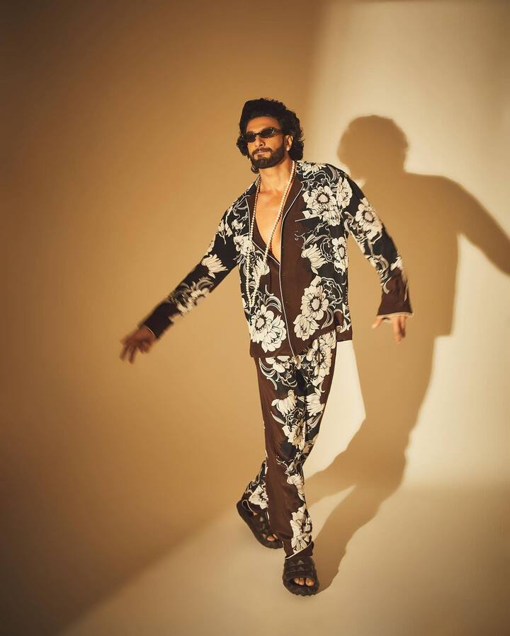 तपकिरी आणि काळ्या रंगांचा पॅंटसूट त्याने परिधान केला होता; त्याच्या संपूर्ण कपड्यावर फुलांचे प्रिंट होते. (photo:ranveersingh/ig)