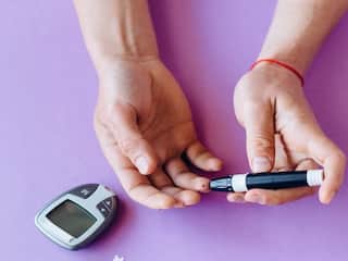 Diabetes Control : शुगर कंट्रोलही करायचाय आणि गोडही टाळता येत नाहीये? तर, 'हे' 5 उपाय फॉलो करा