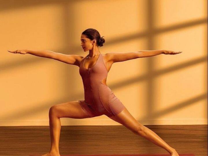 अलीकडे सोशल मीडियावर बरीट अॅक्टिव्ह असणाऱ्या दीपिकाचे योगातील फोटो बरेच व्हायरल होत आहेत.