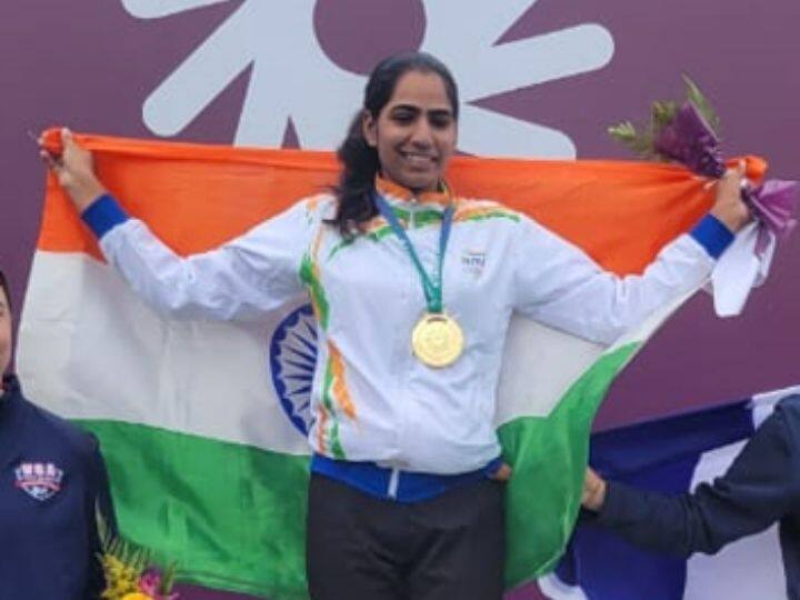 गोल्फ खेळात दमदार कामगिरी करत दिक्षाने सुवर्णपदकावर नाव कोरलं आहे.