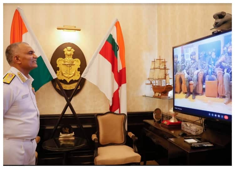 भारतीय नौसेना के घातक Marcos Commandos की तस्वीरें पहली बार आई सामने, Naval Chief ने दिए ये निर्देश Indian Navy Special Forces Marcos pictures have surfaced first time naval chief interacted them ann भारतीय नौसेना के घातक Marcos Commandos की तस्वीरें पहली बार आई सामने, Naval Chief ने दिए ये निर्देश