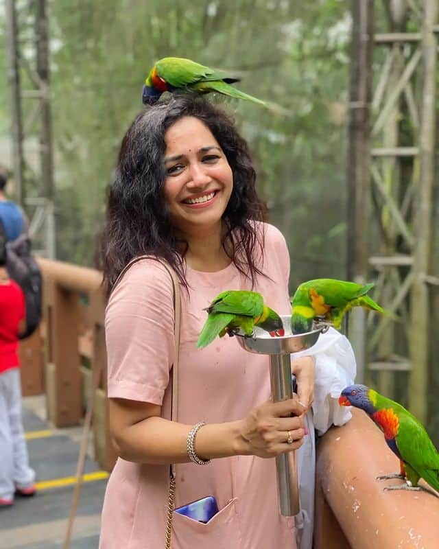 తెలుగు సింగర్ సునీత పెళ్లయ్యాక మరింత సంతోషంగా కనిపిసున్నారు.  -Image Credit: SunithaUpadrashta/Instagram