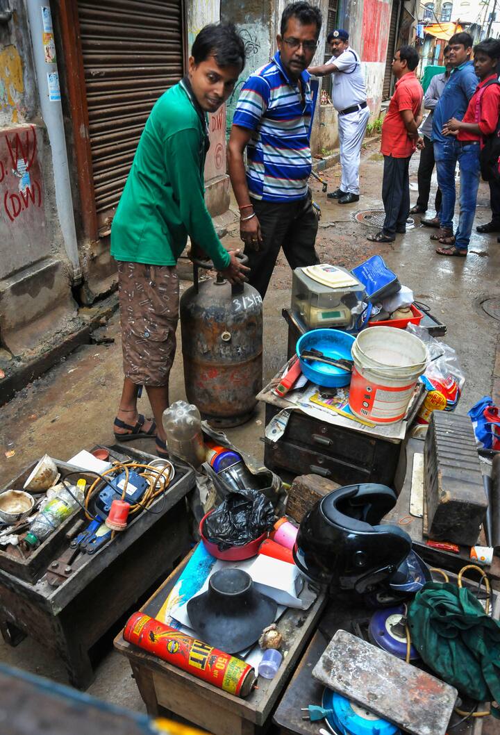 পরপর বাড়ির দেওয়ালে চিড়। রাতের অন্ধকারে বাড়ি ছেড়ে, রাস্তায় দাঁড়াতে হয়েছে বউবাজারের দুর্গা পিটুরি লেনের বহু বাসিন্দাকে।
