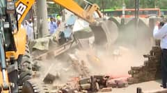 मदनपुर खादर में MCD की कार्रवाई जारी, लोगों ने लगाया पुलिस और MCD पर पैसे लेने का आरोप