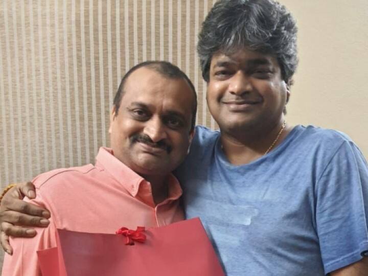 Bandla Ganesh: హరీష్ శంకర్కు ఖరీదైన గిఫ్ట్ ఇచ్చిన బండ్ల గణేష్, ఎందుకో తెలుసా? Harish Shankar gets a special gift from Bandla Ganesh for 10 years of Gabbar Singh Movie Bandla Ganesh: హరీష్ శంకర్కు ఖరీదైన గిఫ్ట్ ఇచ్చిన బండ్ల గణేష్, ఎందుకో తెలుసా?