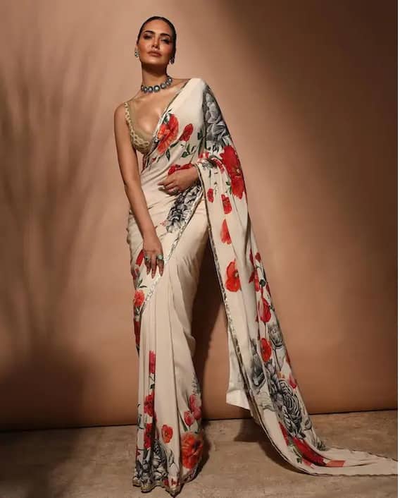 Photos: 'My enemies are after me' Esha Gupta said this by sharing the latest photo