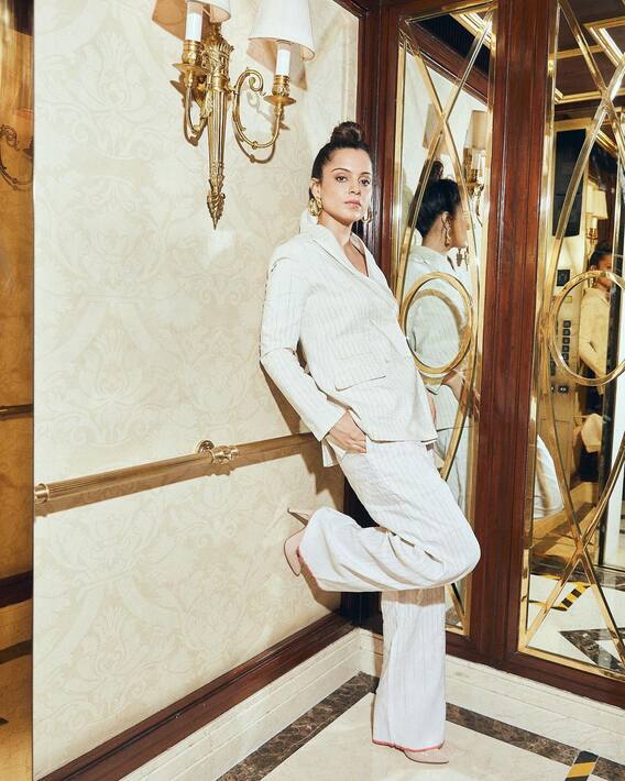Kangana Ranaut Photos: 'धाकड़' प्रमोशन के दौरान कंगना रनौत का डिफ्रेंट दिखा लुक, ब्लैज़र सूट दे रहीं स्टाइलिश पोज़