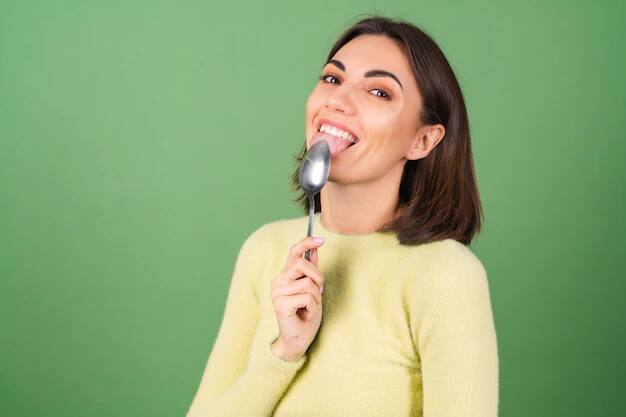 खाली पेट हरी इलायची को चबाने से भूख बढ़ती है. इससे आपका वजन भी संतुलित रहता है. (Photo - freepik)