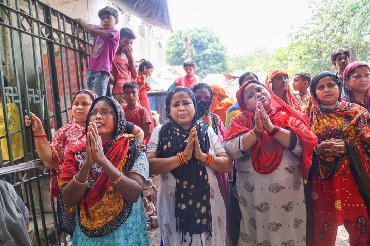 दिल्ली के करोल बाग में स्थानीय लोगों ने अतिक्रमण विरोधी अभियान के दौरान विरोध प्रदर्शन किया. इस दौरान महिलाएं नगर निगम के अधिकारियों के सामने हाथ जोड़ती नजर आईं.