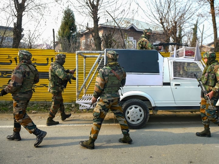 Encounter of security forces with terrorists in Kulgam, 2 to 3 terrorists surrounded