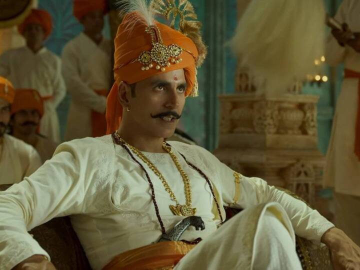 पीरियड ड्रामा फिल्म ‘पृथ्वीराज’ का ट्रेलर हाल ही में रिलीज हुआ है. फिल्म के ट्रेलर को दर्शकों का ज़बरदस्त रेस्पोंस देखने को मिल रहा है. आपको बता दें कि यह फिल्म राजा पृथ्वीराज चौहान की अदम्य वीरता और साहस को दिखाएगी और इसकी रिलीज डेट 3 जून है. फिल्म में अक्षय कुमार लीड रोल में हैं वहीं, एक्ट्रेस मानुषी छिल्लर उनके अपोजिट दिखाई देंगी. इस बीच आइए हम आपको बताते हैं कि फिल्म ‘पृथ्वीराज’ के लिए किस एक्टर को कितनी फीस ऑफर की गई है.