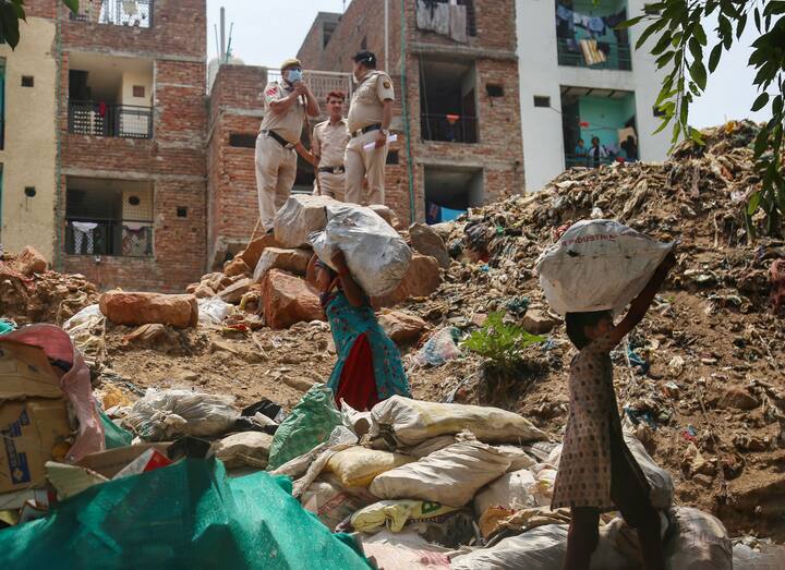 नगर निगम के अधिकारियों ने बुधवार को नजफगढ़, द्वारका, लोधी कॉलोनी और दक्षिणी दिल्ली के कुछ अन्य इलाकों में अतिक्रमण रोधी अभियान चलाया. अवैध निर्माण हटाने के लिए बुलडोजर चलते रहे और काम पर तैनात कर्मचारियों और पुलिसकर्मियों को कुछ स्थानों पर स्थानीय लोगों के कड़े विरोध का सामना करना पड़ा.