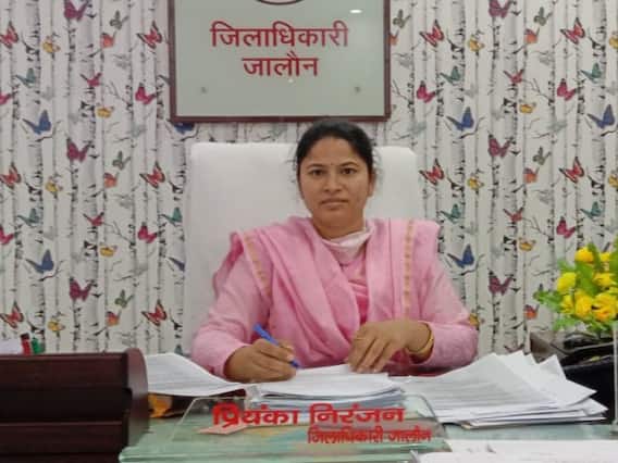 Jalaun News: कोरोनाकाल में अपने माता-पिता को खो चुके तीन बच्चों को मिले दस-दस लाख, पीएम केयर्स योजना के तहत दी धनराशि Jalaun News: कोरोनाकाल में अपने माता-पिता को खो चुके तीन बच्चों को मिले दस-दस लाख, पीएम केयर्स योजना के तहत दी धनराशि