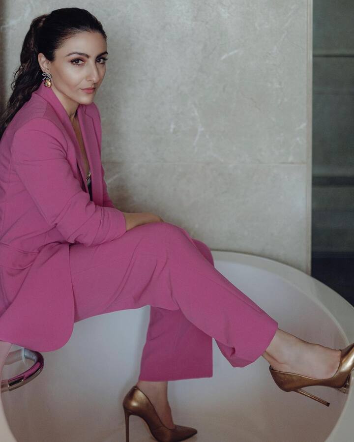 वहीं कुछ दिनों पहले सोहा ने बाथ टब में बैठे हुए कातिलाना फोटोशूट भी करवाया था जिसकी तस्वीरें सोशल मीडिया पर खूब वायरल हुई थीं.