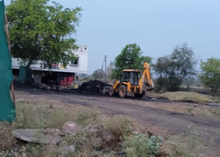 The crisis of load shedding due to lack of coal, on the other hand, the theft of coal from coal mines to power projects in Nagpur Coal Theft : ऊर्जा मंत्र्यांच्या नागपुरातच कोळसा खाणीतून वीज प्रकल्पांकडे जाणाऱ्या कोळशाची चोरी
