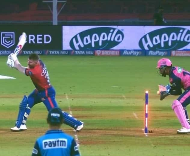 IPL 2022: Yuzvendra Chahal hits stumps, but David Warner remains not out Video:  David Warner IPL 2022: બોલ સ્ટમ્પને અડ્યો, લાઇટ પણ થઇ પરંતુ નોટઆઉટ રહ્યો ડેવિડ વોર્નર, જાણો કેમ?