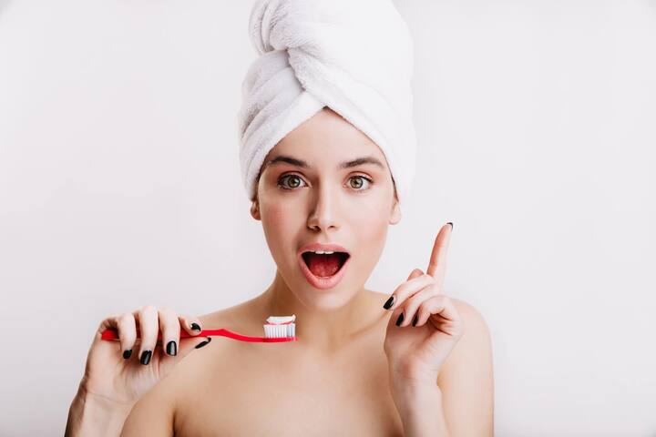 सही से ब्रश न करने से आपको कैविटी की परेशानी हो सकती है. इसलिए सही से ब्रश करें. वहीं, रात के समय भी ब्रश करना न भूलें. (Photo - Freepik)