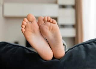 Health Tips : पायात सतत जळजळ आणि खाज येतेय? 'या' घरगुती उपायांचा वापर करा