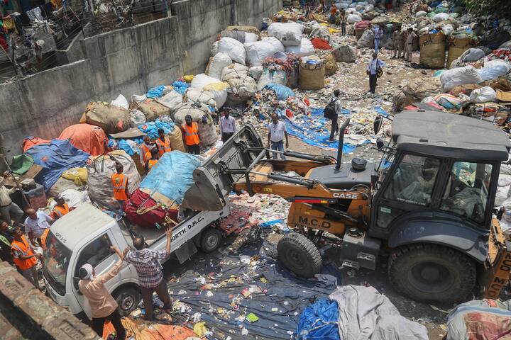 जनकपुरी और तिलक नगर के पास चौखंडी में भी अतिक्रमण रोधी अभियान चलाया गया. यहां भी कुछ स्थानीय लोगों ने अभियान का विरोध किया.