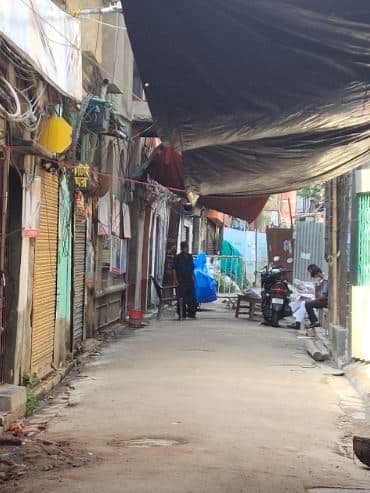 বউবাজারে ১৯ নম্বর দুর্গা পিতুরি লেনের বাসিন্দা চৌরাসিয়া পরিবার। অসুস্থ আত্মীয় ও বৃদ্ধা মাকে নিয়ে গতকাল রাতে আচমকাই বাড়ি ছাড়তে হয়েছে। তল্পিতল্পা নিয়ে উঠতে হয়েছে উত্তর কলকাতার হোটেলে। মেট্রোর তরফে খাবারের ব্যবস্থাও করা হয়নি বলে অভিযোগ। ক্ষোভে ফুঁসছে চৌরাসিয়া পরিবার।