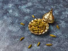 Cardamom Benefits : खाली पेट चबाएं हरी इलायची, ब्लड प्रेशर, छाले जैसी इन 6 समस्याएं से मिलेगा छुटकारा