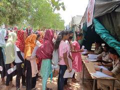 Bastar News: बस्तर फाइटर्स में भर्ती की प्रक्रिया, अपने नन्हें बच्चों के साथ पहुंचीं महिला कैंडिडेट्स