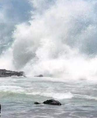 असनी चक्रीवादळाचा थेट परिणाम कोकणात झाला नसला तरी समुद्र मात्र खवळलेला आहे