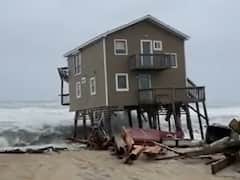 వీడియో: చూస్తుండగానే సముద్రంలోకి కొట్టుకెళ్లిపోయిన ఇల్లు, అలలపై తేలుతూ..