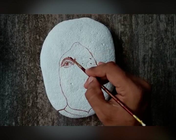 गावातील नदीत मिळणाऱ्या दगडापासून संतूर वादक पंडित शिवकुमार शर्मा यांचं स्टोन आर्ट साकारत त्यांना आदरांजली वाहिली.