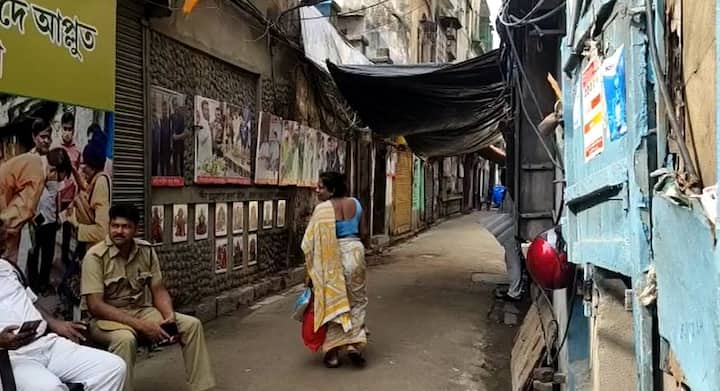 ইস্ট-ওয়েস্ট মেট্রোর কাজ চলাকালীন ফের ফাটল দেখা দিল বউবাজারের দুর্গাপিটুরি লেনের একাধিক বাড়িতে। আড়াই বছর আগে এই সব বাড়ির যে যে অংশ ক্ষতিগ্রস্ত হয়েছিল, এবার সেই সব জায়গাতেও ফাটল দেখা দিয়েছে!