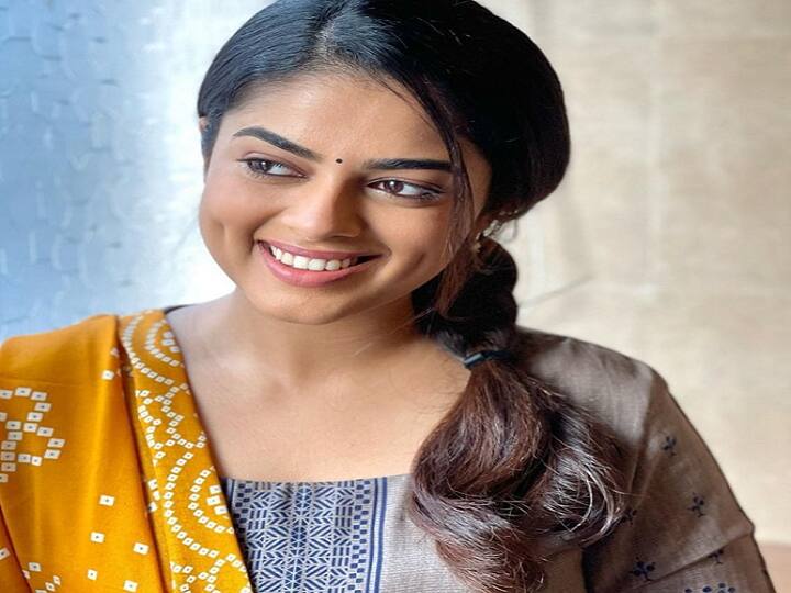 ஏனோ வானிலை மாறுதே மணித்துளி போகுதே மாா்பின் வேகம் கூடுதே மனமோ ஏதோ சொல்ல