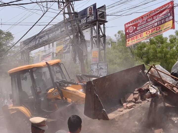 Delhi Bulldozers ran in many areas including Sagarpur some shops and some pavements broke down ANN Delhi News: दिल्ली के सागरपुर समेत कई इलाकों में चला बुलडोजर, कइयों ने पहले ही हटा ली थी दुकानें