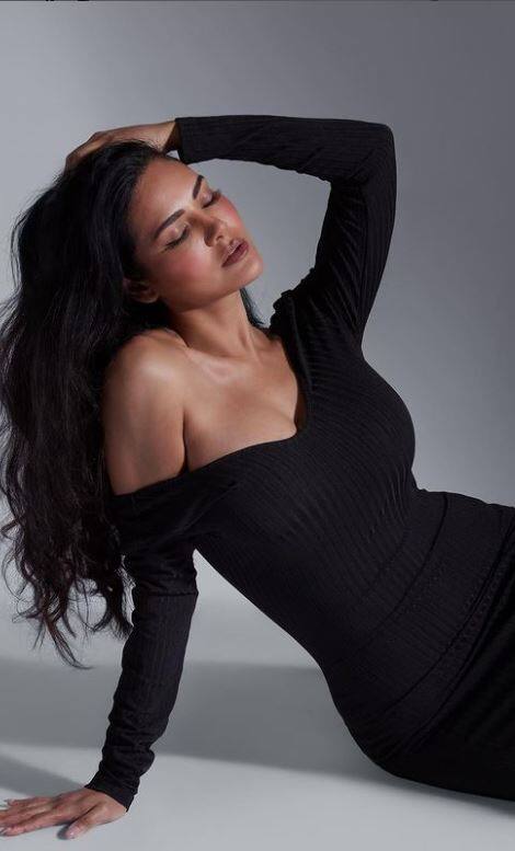 ਈਸ਼ਾ ਗੁਪਤਾ ਸੋਸ਼ਲ ਮੀਡੀਆ 'ਤੇ ਆਪਣੀ ਨਿੱਜੀ ਅਤੇ ਪੇਸ਼ੇਵਰ ਜ਼ਿੰਦਗੀ ਬਾਰੇ ਅਪਡੇਟ ਦਿੰਦੀ ਨਜ਼ਰ ਆ ਰਹੀ ਹੈ।