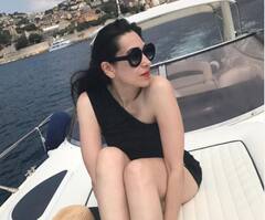 'गोरे गोरे मुखडे पे काला काला चष्मा'; काळ्या रंगाच्या ड्रेसमध्ये करिष्माचा कातिल लुक