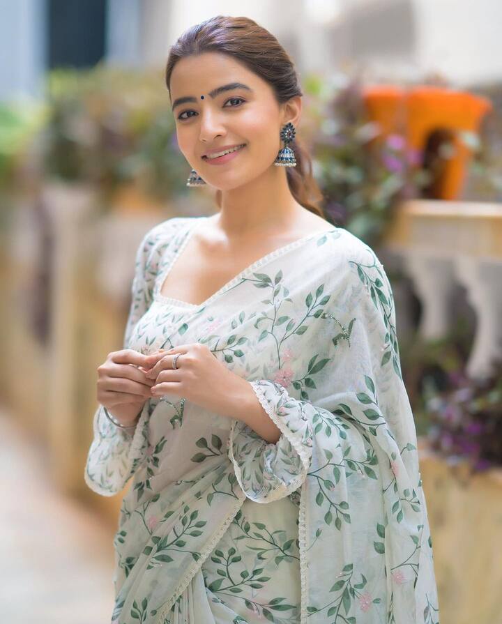 గోవాలో కొన్నాళ్లు ఉన్నాక, తన కుటుంబం బెంగళూరులో సెటిల్ అయింది. -Image Credit:Rukshar Dhillon/Instagram