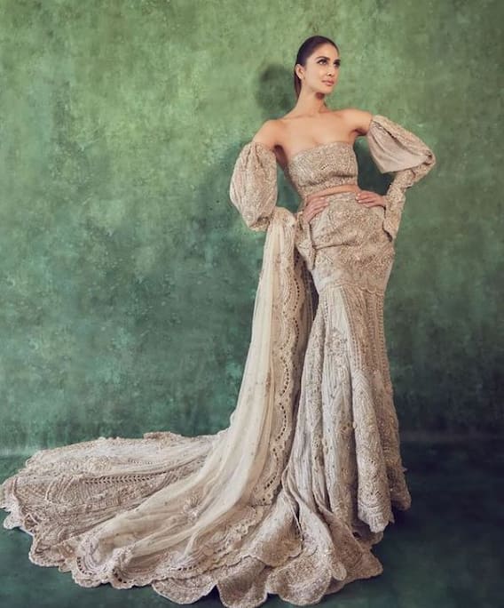 Photos: Vaani Kapoor did a glamorous photoshoot wearing a deep neck dress, fans went crazy after seeing the photo