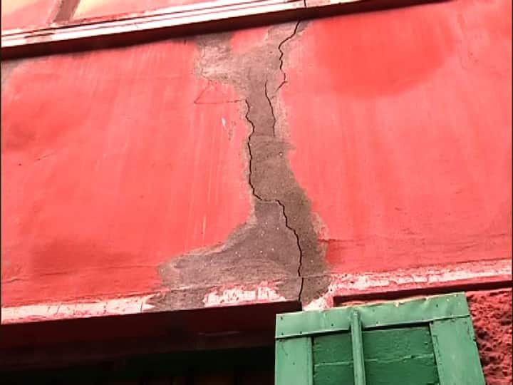বাড়িতে চিড় ধরলেও, সাধের চার দেওয়ালের মায়া আঁকড়ে ছিল তাঁর গোটা পরিবার। কিন্তু, বৃহস্পতিবার সকালে তাঁদের বাড়ি খালি করে দিতে বলা হয়। গোটা পরিবারকে গাড়িতে চাপিয়ে পাঠিয়ে দেওয়া হয় হোটেলে।