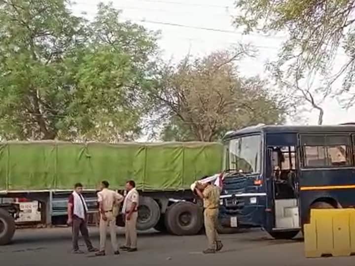 Hanumangarh Rajasthan Vishwa Hindu Parishad leader attacked people blocked road condition critical ANN Rajasthan में फिर तनाव, हनुमानगढ़ में लोहे की रॉड से हमले के बाद वीएचपी नेता की हालत गंभीर, इंटरनेट बंद