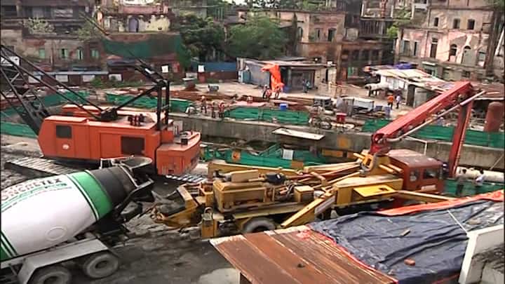 বউবাজারের দুর্গা পিতুরি লেনের বাসিন্দা রত্না মালাকার। তাঁর দাবি, কয়েকদিন ধরেই কাঁপছিল বাড়ি। গতকাল বিকেল থেকে মেঝে, খাট বারবার দুলে ওঠায় ছড়িয়ে পড়ে আতঙ্ক।
