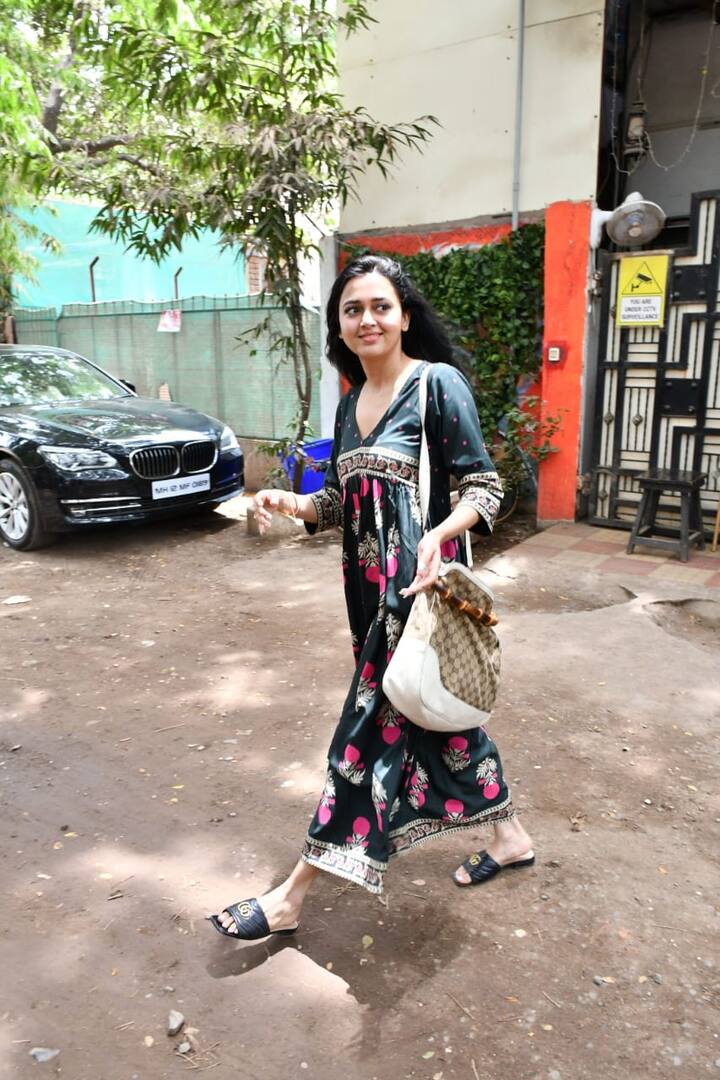 इस दौरान तेजस्वी नो मेकअप लुक में भी बहुत प्यारी लग रही थीं. सिंपल सा सूट पहने एक्ट्रेस का सादगी भरा अंदाज दर्शकों को काफी पसंद आया.