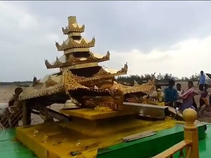 Mysterious gold coloured chariot washed ashore at Sunnapalli Sea Andhra Pradesh Video :  ‘असनी’ वादळात समुद्र किनारी वाहून आला रहस्यमयी सोनेरी रथ! पाहा व्हिडीओ...