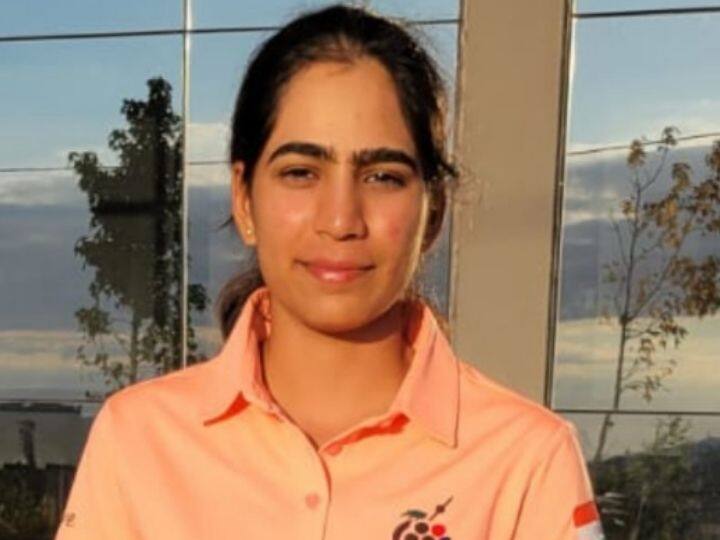 श्रवणदोष असणारी दिक्षाने वयाच्या सहाव्या वर्षापासून श्रवणयंत्र वापरण्यास सुरुवात केली आहे.