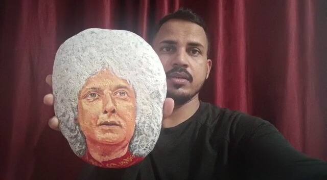 दगडाला कोणत्याही प्रकारचा आकार न देता त्यावर ब्रशच्या साहाय्याने पंडित शिवकुमार शर्मा याचं स्टोन आर्ट साकारलं आहे.