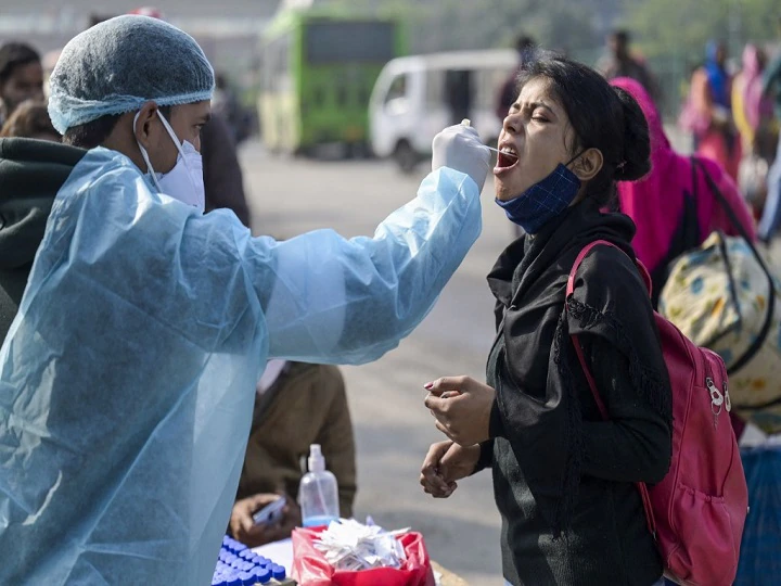 IIT कानपुर के प्रोफेसर का दावा- कोरोना के चौथी लहर की आशंका बेहद कम, लेकिन इस बात के लिए चेताया