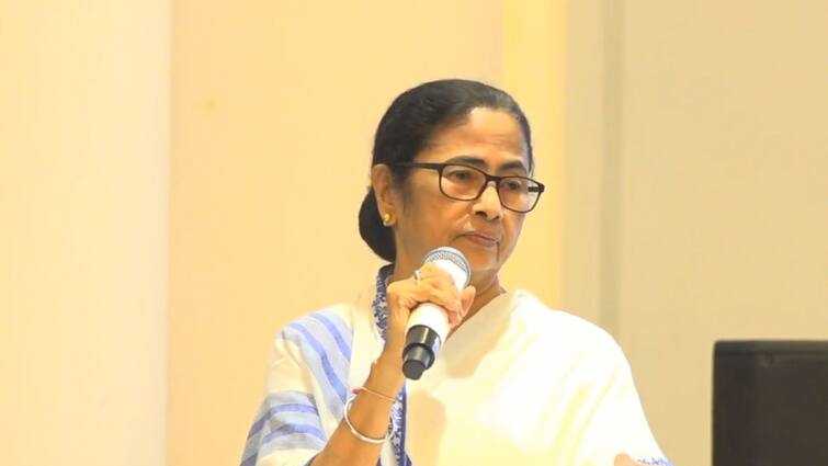 'The center is not giving money, it is taking it away' cm Mamata banerjee attacked at the annual meeting of WBCS Mamata Banerjee: 'কেন্দ্র টাকা দিচ্ছে না, তুলে নিয়ে যাচ্ছে' ডব্লুবিসিএসদের বার্ষিক সভায় মোদি সরকারকে আক্রমণ মমতার