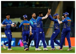 MI vs CSK: मुंबई के गेंदबाजों ने चेन्नई को 97 रनों पर समेटा, तस्वीरों में देखिए कैसे रोहित को मिली जीत